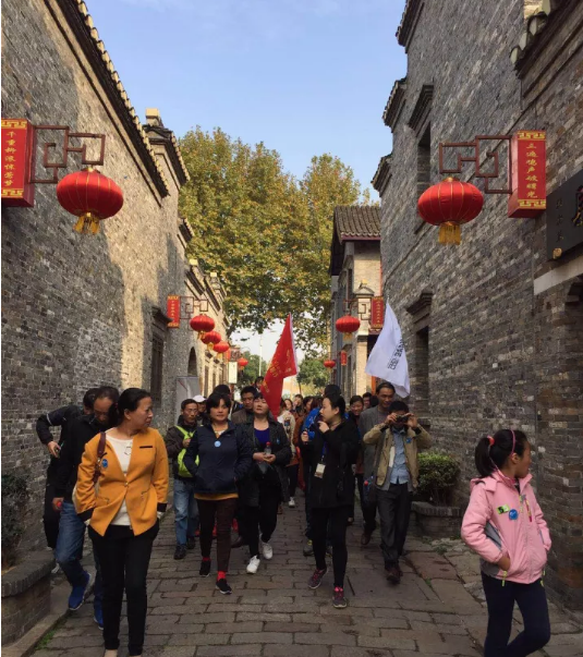 Nanjing square team on the ancient road in Xi Jin Ferry.png
