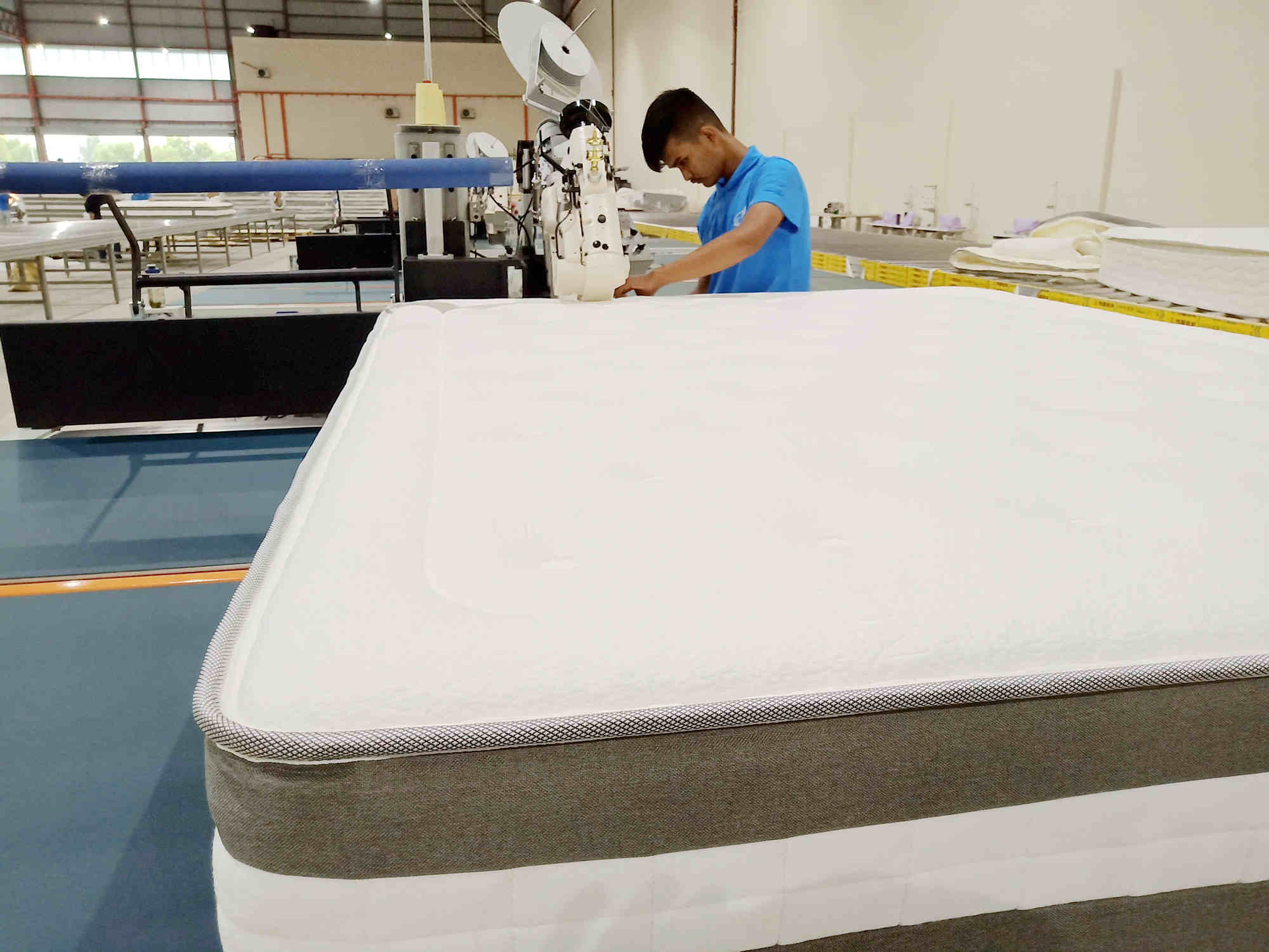How to operate automatic mattress tape edge machine