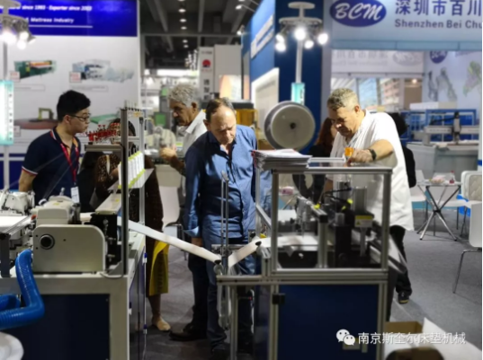 mattress border measure and mark and cutting machine show.png