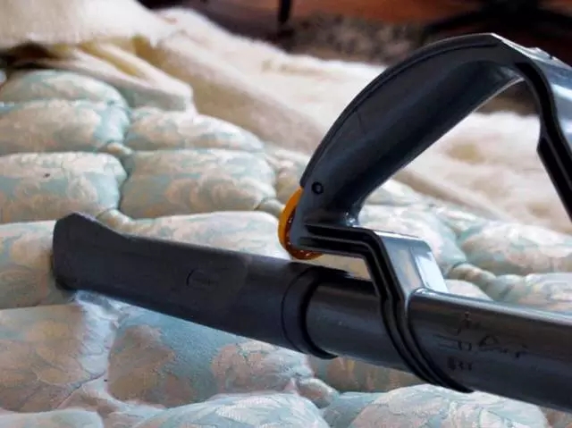 use vacuum cleaner to clean mattress.jpg